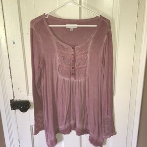 Cute long sleeve top with lace details